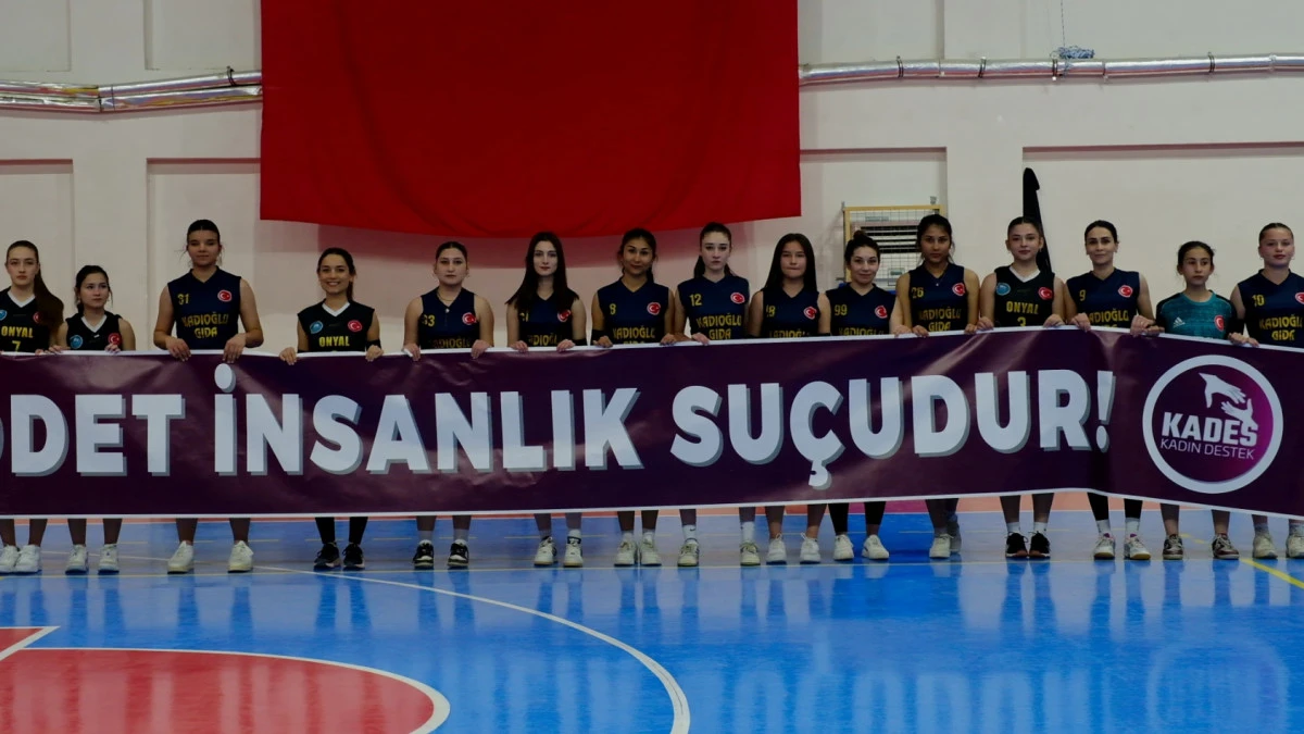 8 Mart voleybol turnuvasında sporculara karanfil