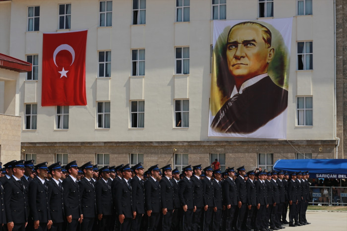 Adana'da polis adayları mezuniyet heyecanı yaşadı