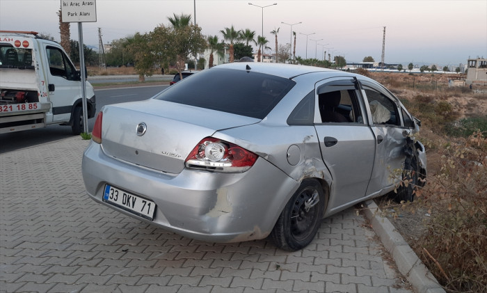 Mersin'de öğrenci servis minibüsü ile otomobilin çarpıştığı kazada 7 kişi yaralandı