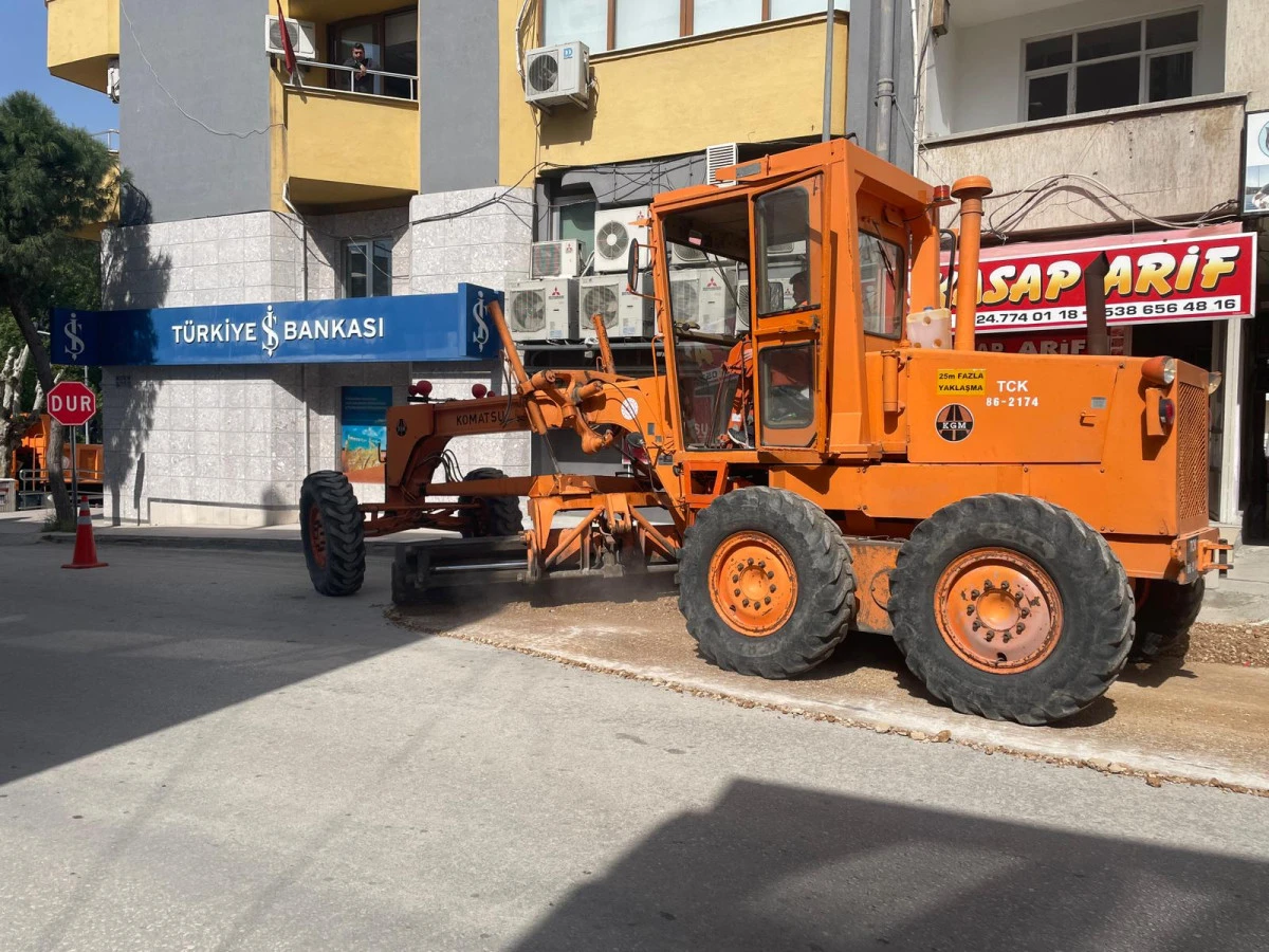 Asfalt &Ccedil;alışmaları Başladı: Bozulan Yollar Yenileniyor
