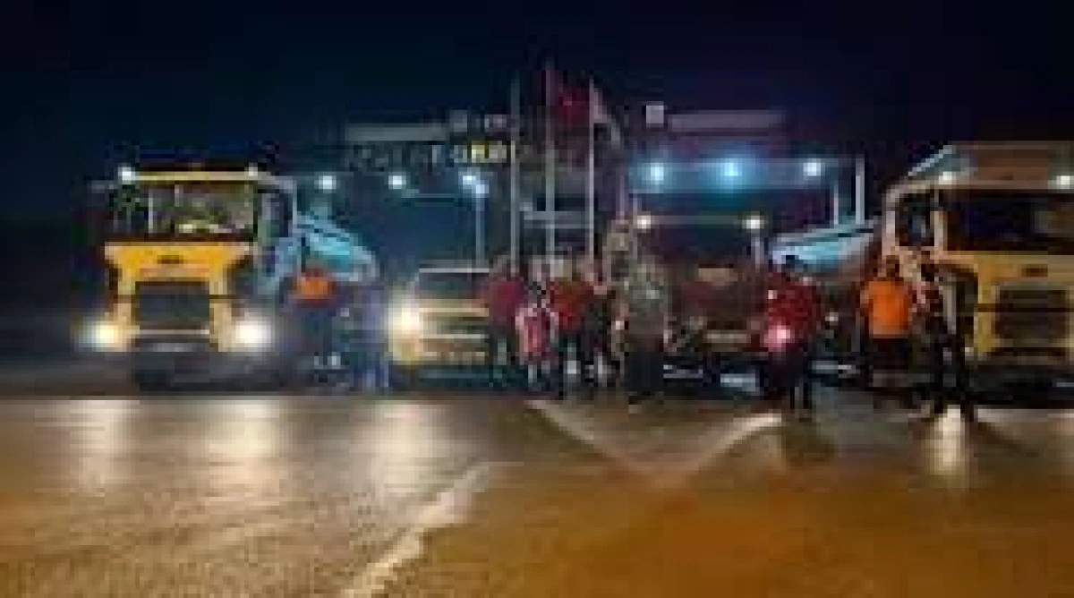 Balıkesir&rsquo;in G&ouml;me&ccedil; il&ccedil;esindeki yangına İstanbul&rsquo;dan 40 personel desteği