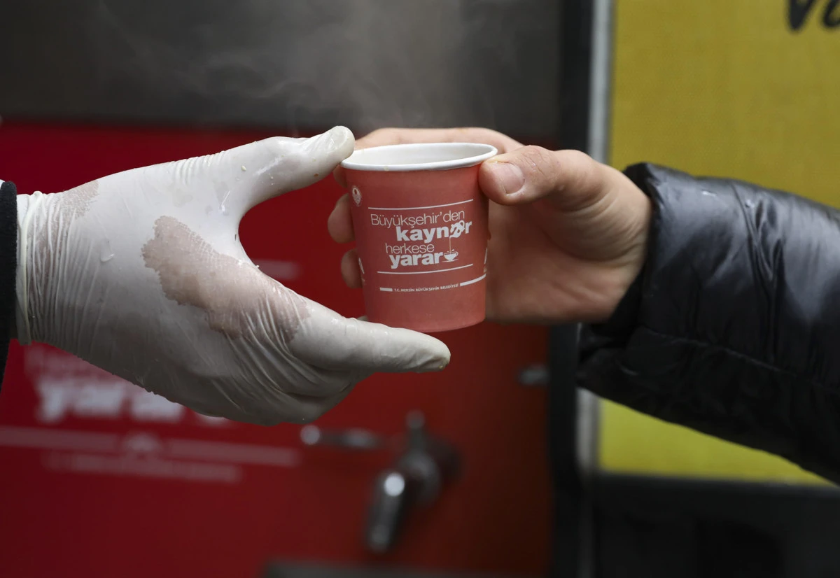 B&uuml;y&uuml;kşehir Yeni Yılda Kaynar İkramıyla Mersinlilerin İ&ccedil;ini Isıttı