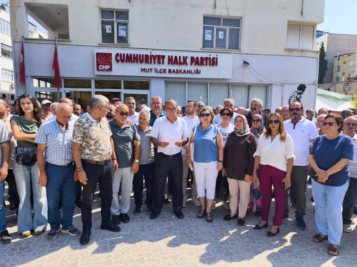 CHP Mut&rsquo;ta b&uuml;y&uuml;k kopuş: İl&ccedil;e y&ouml;netimi topluca istifa etti