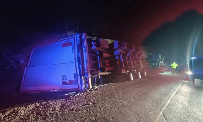 Devrilen tırın sürücüsü hayatını kaybetti