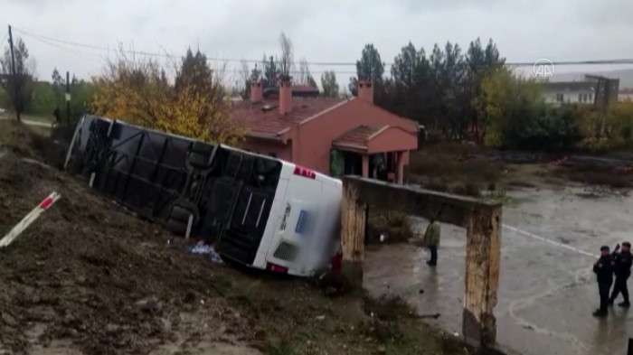  Diyarbakır'ın Bismil ilçesinde yolcu otobüsünün devrilmesi sonucu ilk belirlemelere göre 20 kişi yaralandı