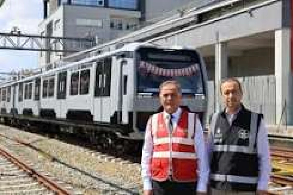 İBB&rsquo;den metro hatlarına 100 yeni ara&ccedil;: İlk tren seti raya indirildi