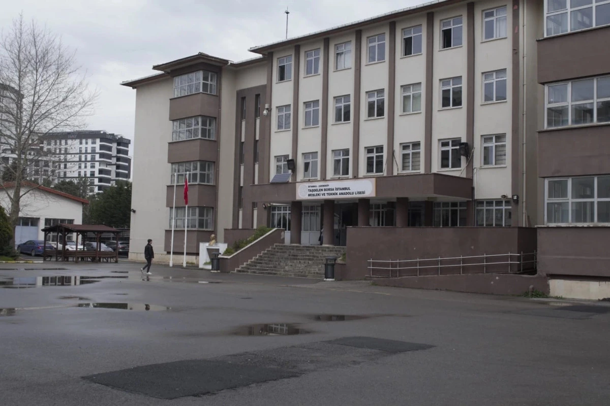 İstanbul &Ccedil;ekmek&ouml;y'de lisede bı&ccedil;aklı saldırı! 2 &ouml;ğretmen ve 1 &ouml;ğrenci yaralandı