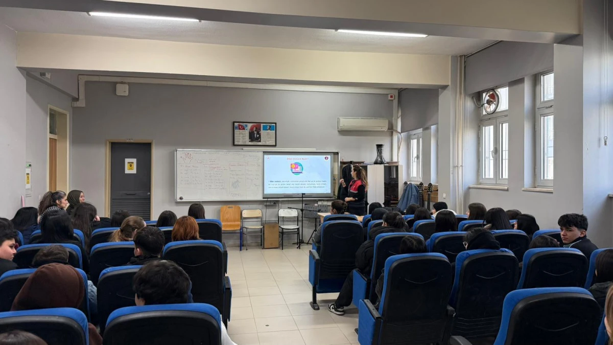 Erdemli'de jandarmadan lise &ouml;ğrencilerine siber farkındalık eğitimi