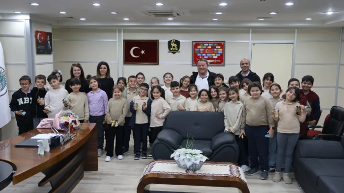 Karacaoğlan ilkokulu &ouml;ğrencileri Başkan Orhanın misafiri oldu