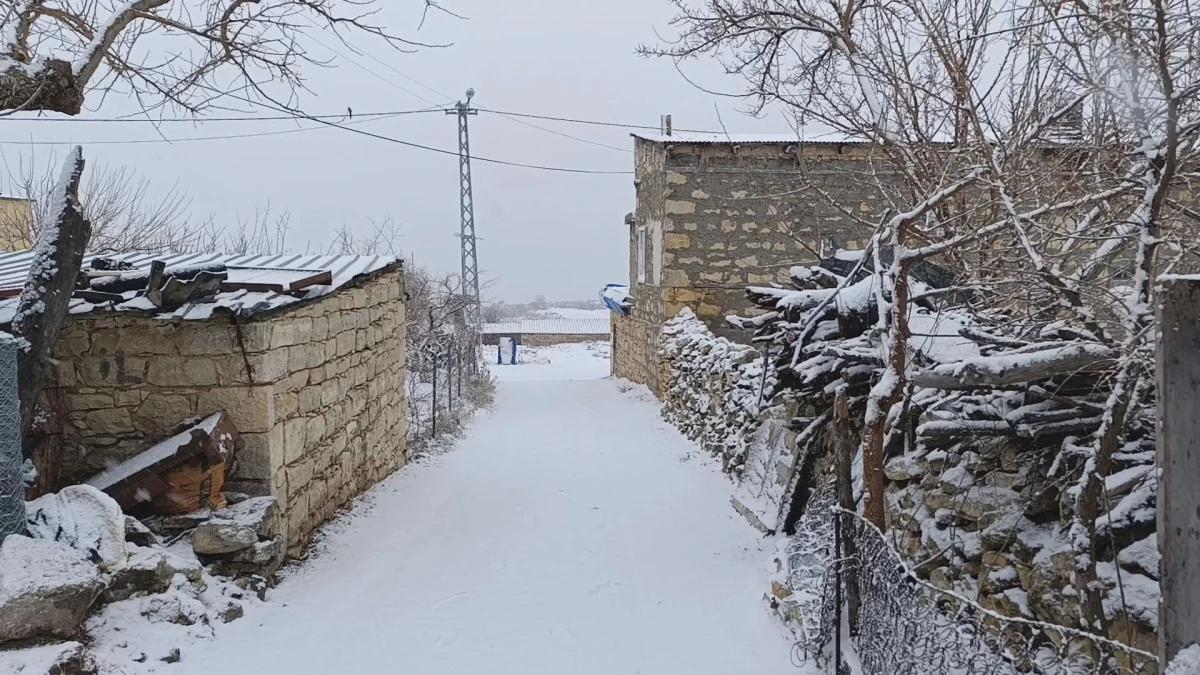 Kış beklenen y&uuml;z&uuml;n&uuml; g&ouml;sterdi: Kar Mut&rsquo;ta etkili olmaya başladı