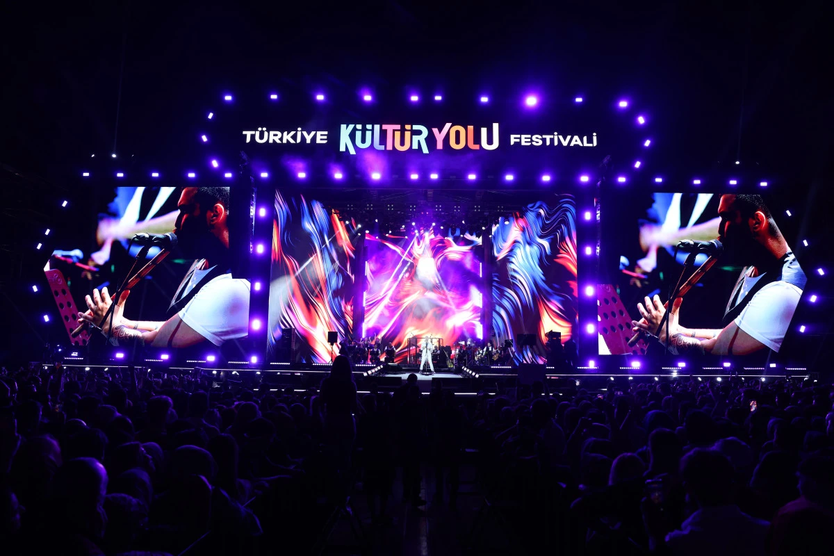 Konya K&uuml;lt&uuml;r Yolu Festivali&rsquo;nde &Ouml;zcan Deniz sahne aldı