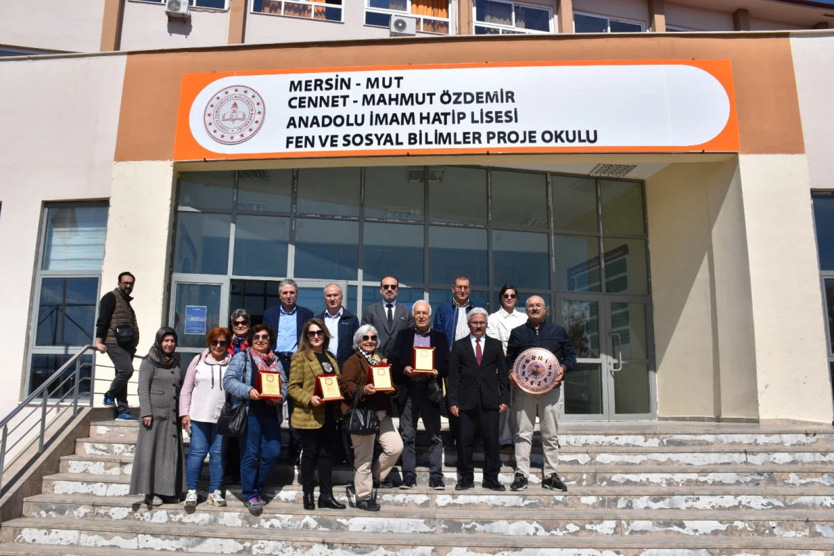 Mersin Mut'ta Okul arazisini bağışlayan ailenin adı verildi, yakınlarına plaket takdim edildi