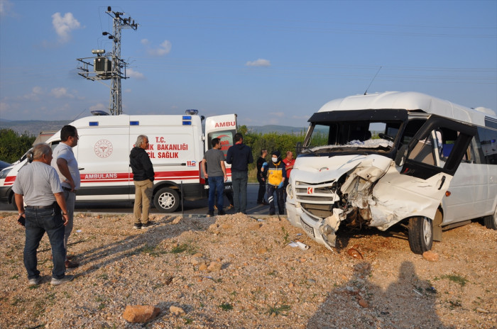 Mersin'de öğrenci servisiyle otomobil çarpıştı