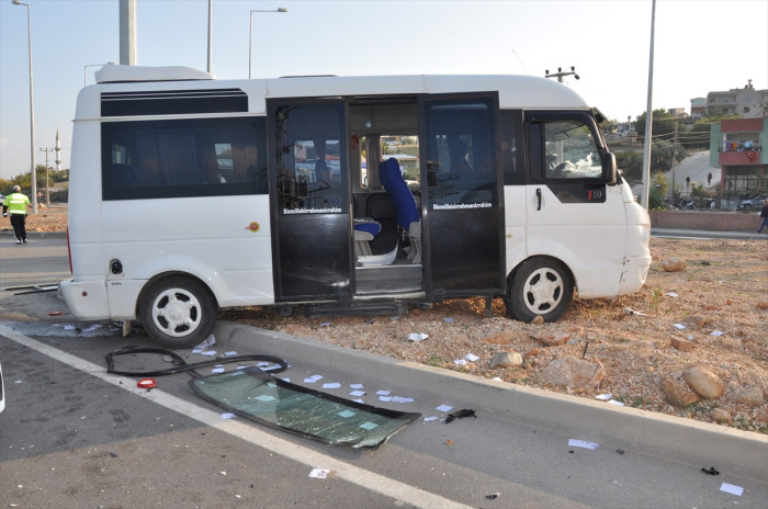 Mersin'de öğrenci servisiyle otomobil çarpıştı