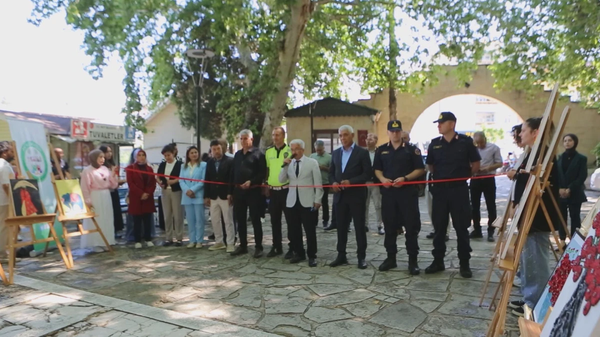 Mersin&rsquo;de &ouml;zel &ouml;ğrencilerin eserleri yıl sonu sergisinde beğeni topladı 