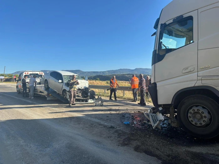 Mersin'de tır ile otomobilin &ccedil;arpıştığı kazada anne ile kızı yaşamını yitirdi