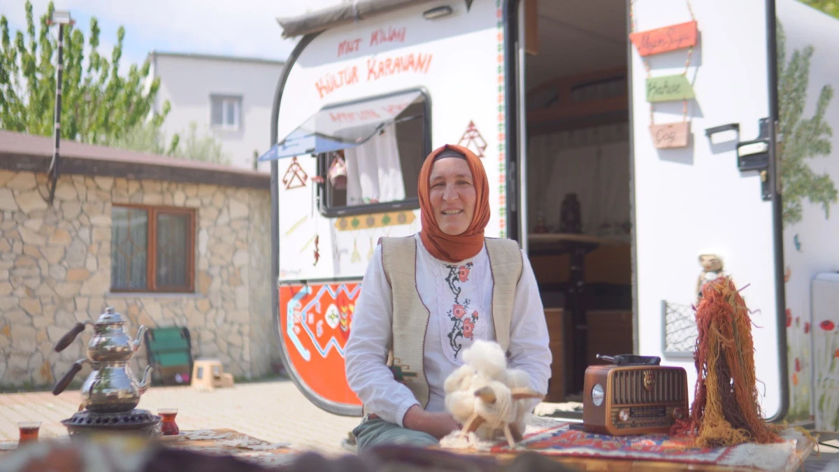 Mersin'de usta &ouml;ğretici, gezici at&ouml;lyeyle el sanatlarını gelecek kuşaklara aktarmaya &ccedil;alışıyor