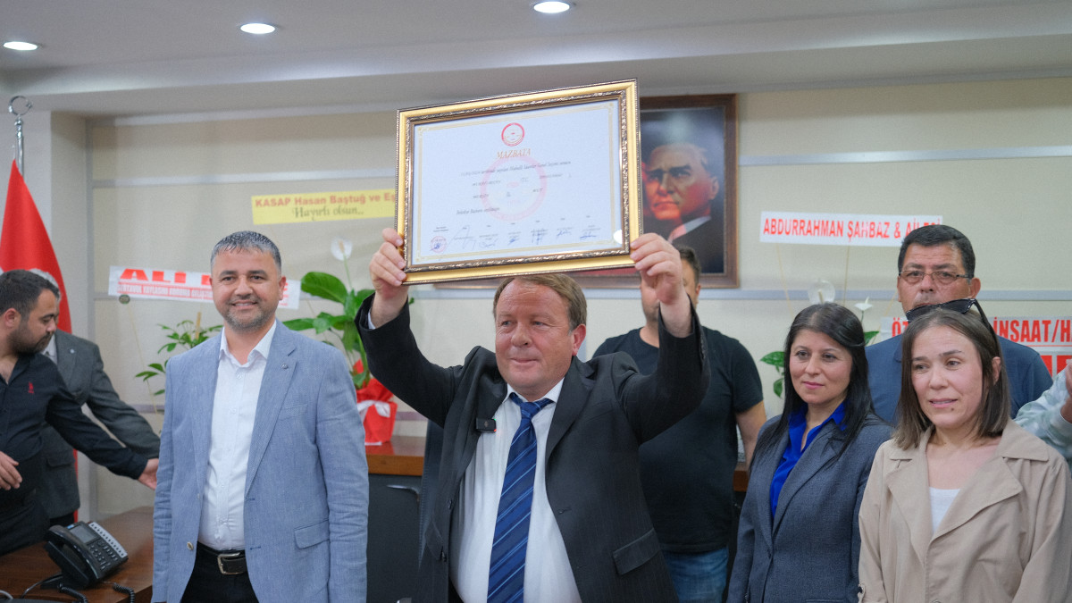 Mut Belediye Başkanı seçilen Murat Orhan mazbatasını aldı