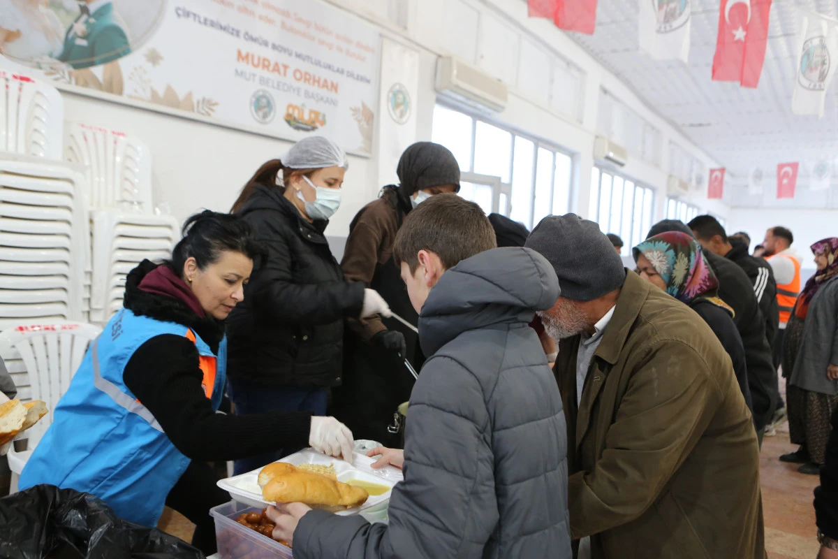 Mut Belediyesi vatandaşlara iftar yemeği dağıtmaya devam ediyor