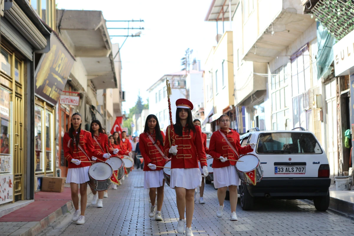 Mersin Mut’ta Cumhuriyet Yürüyüşü Coşkusu