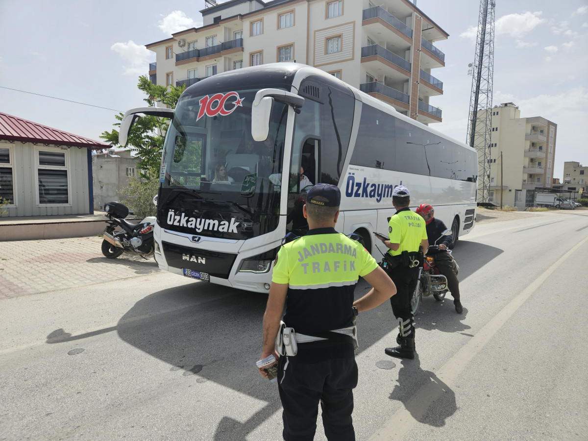 Polis ve Jandarma Trafik ekiplerinden Karayolları Trafik Haftası etkinliği