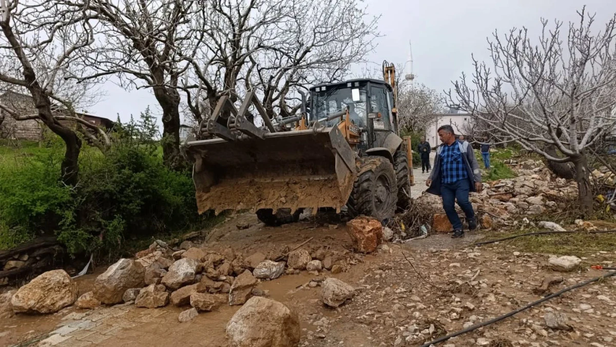 Sağanak yağış Mut&rsquo;ta alarm verdi: Belediye ekipleri sahada