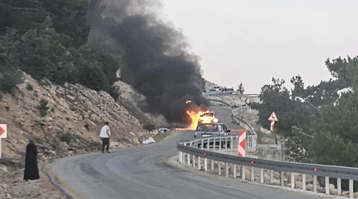 Seyir halindeki otomobil alev aldı