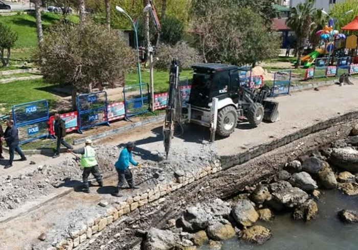 Silifke belediyesi sahil d&uuml;zenleme &ccedil;alışmalarını s&uuml;rd&uuml;r&uuml;yor