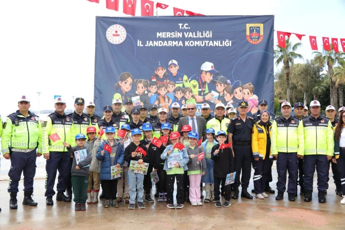 Mersin'de Trafik haftası kapsamında jandarmadan farkındalık yaratan etkinlikler