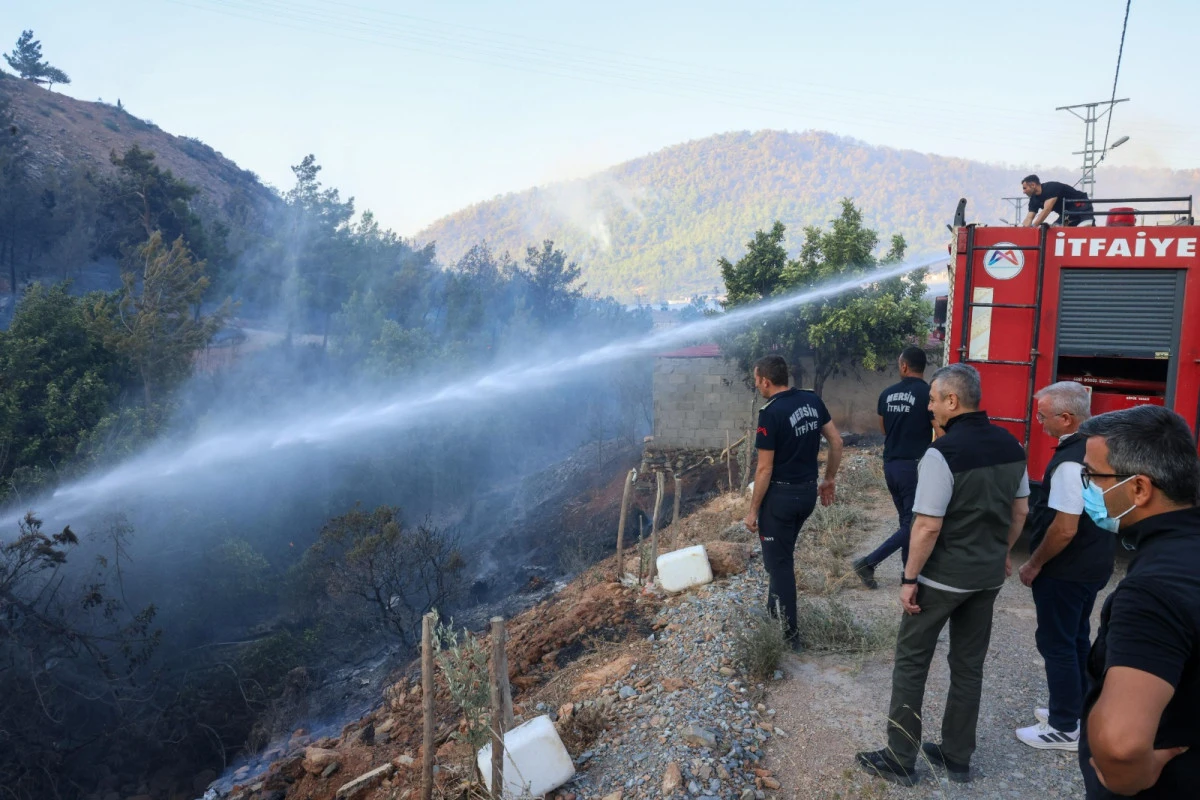 Vali Atilla Toros, Aydıncık&rsquo;taki orman yangını b&ouml;lgesinde incelemelerde bulundu