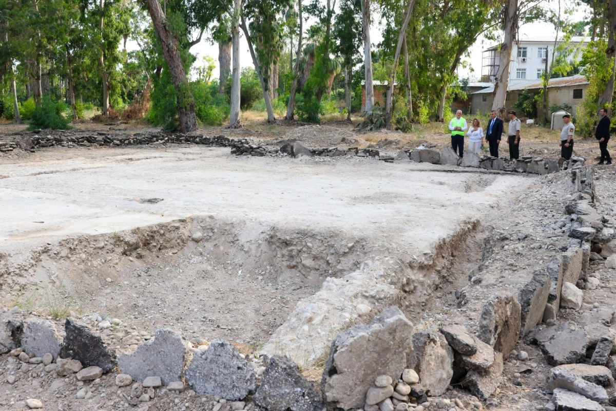 Vali Atilla Toros, Hamidiye Kışlası kazı alanında incelemelerde bulundu