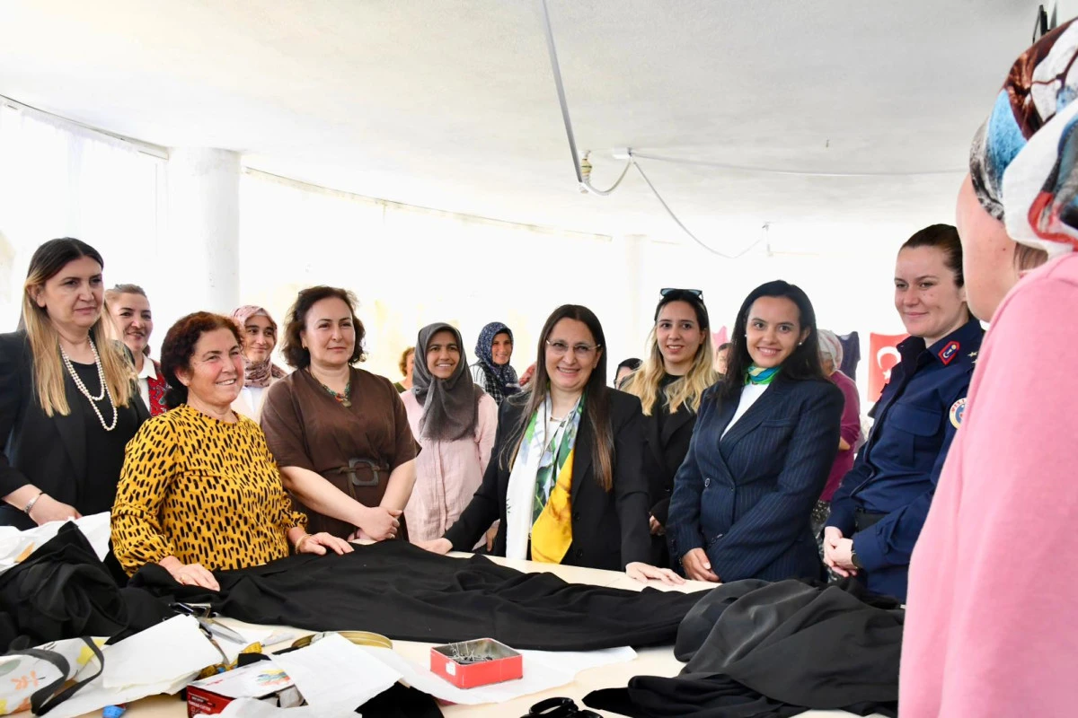 Vali Atilla Toros&rsquo;un eşi Dudu İrem Toros, Aydıncık Halk Eğitim Merkezi&rsquo;ni ziyaret etti