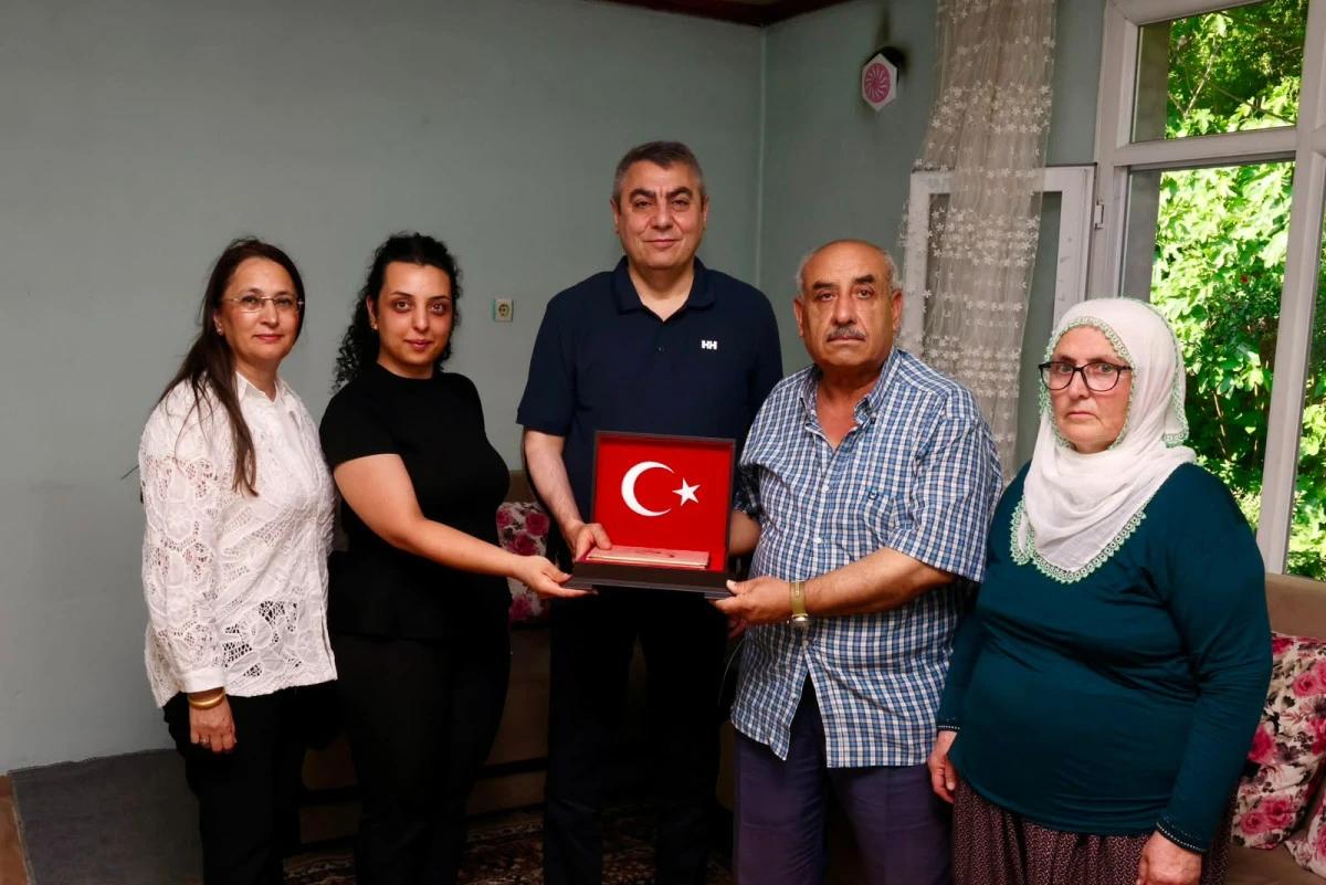 Vali Toros ve eşi, şehit Sinan İnak&rsquo;ın ailesini ziyaret etti