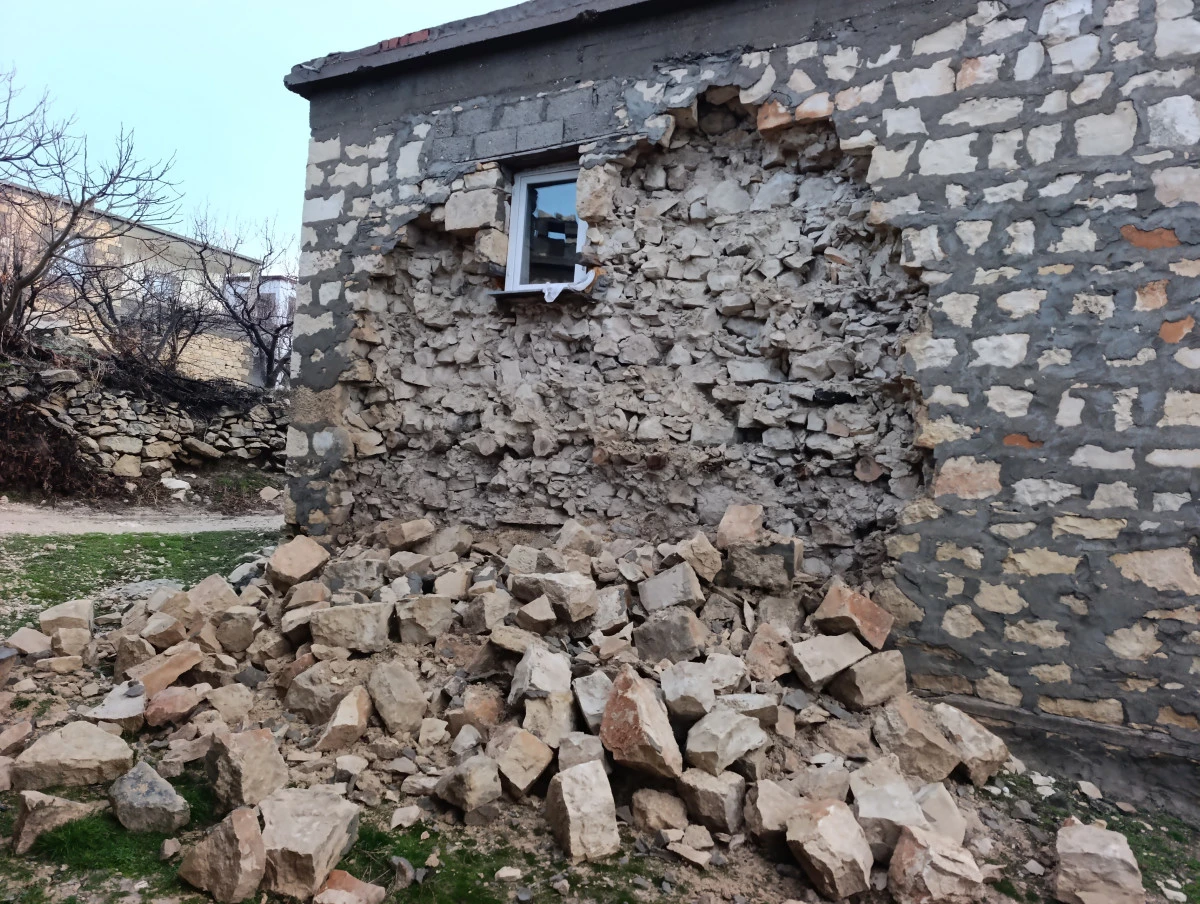 Yağış Mut&rsquo;ta Dere Taşkınlarına Yol A&ccedil;tı, Bazı Taş Evlerde Hasar Oluştu