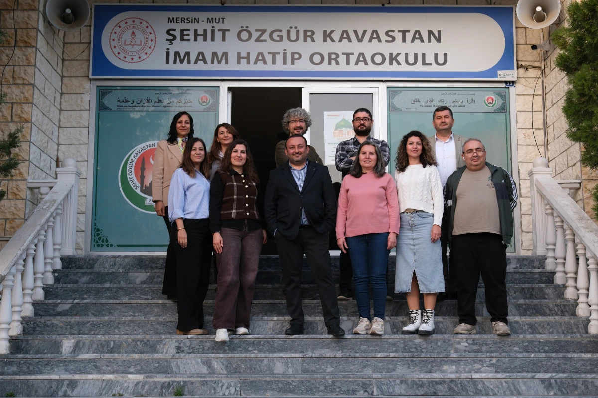 Yoğun ilgi g&ouml;ren &ouml;ğretmen tiyatro ekibi il&ccedil;eler ve komşu illerde sahne alacak