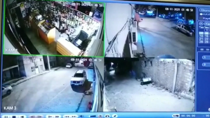 Konya'daki deprem, bir iş yerinin güvenlik kamerasına yansıdı